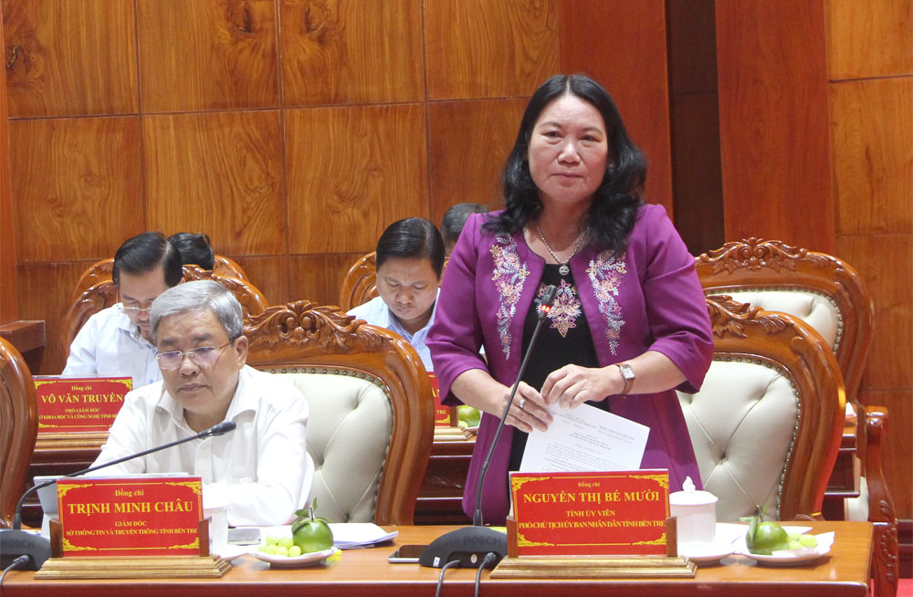 Đồng chí Nguyễn Thị Bé Mười - Phó Chủ tịch UBND tỉnh trao đổi tại buổi làm việc (Ảnh: Phương Thảo).